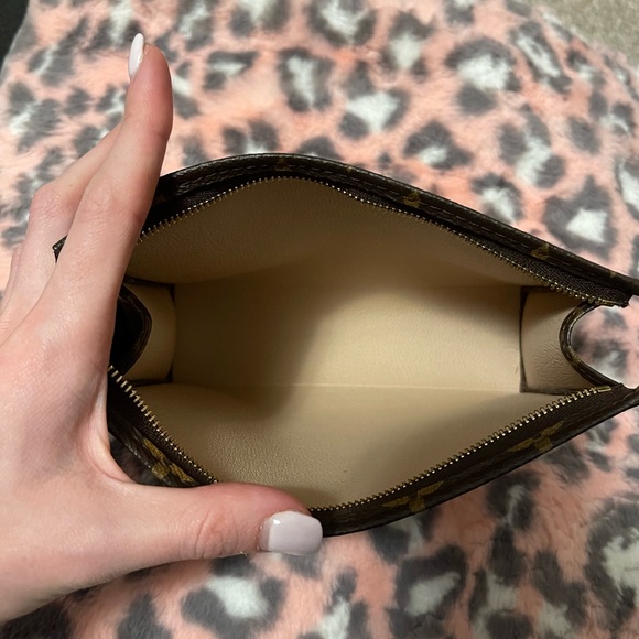 TOILETRY POUCH 19 Monogram Louis Vuitton - Picture 3 of 4